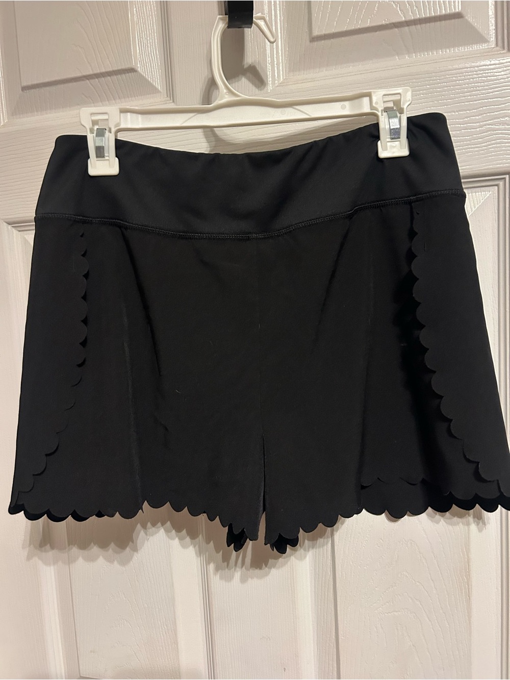 TNUCK Tuckernuck Black Scallop Performance Jersey Marisa Short sz m